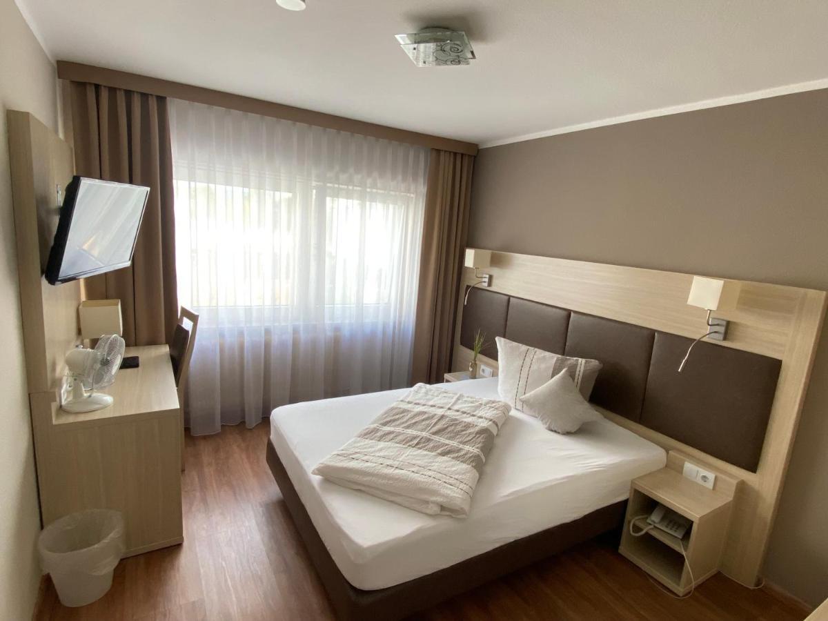 Hotel Am Westend Лар Екстериор снимка